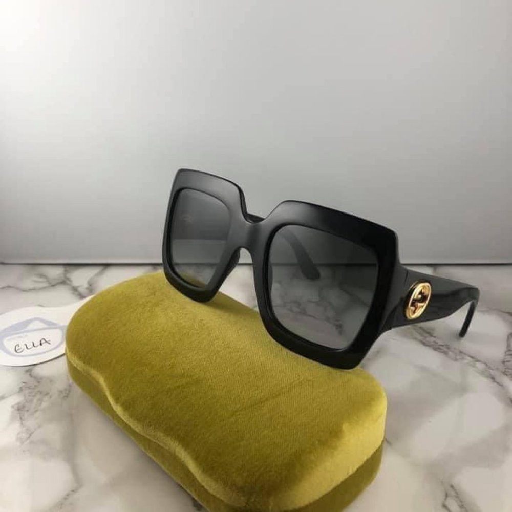 Gucci Oversized Black Square Sunglasses with Gold Logo - Picture 5 of 7